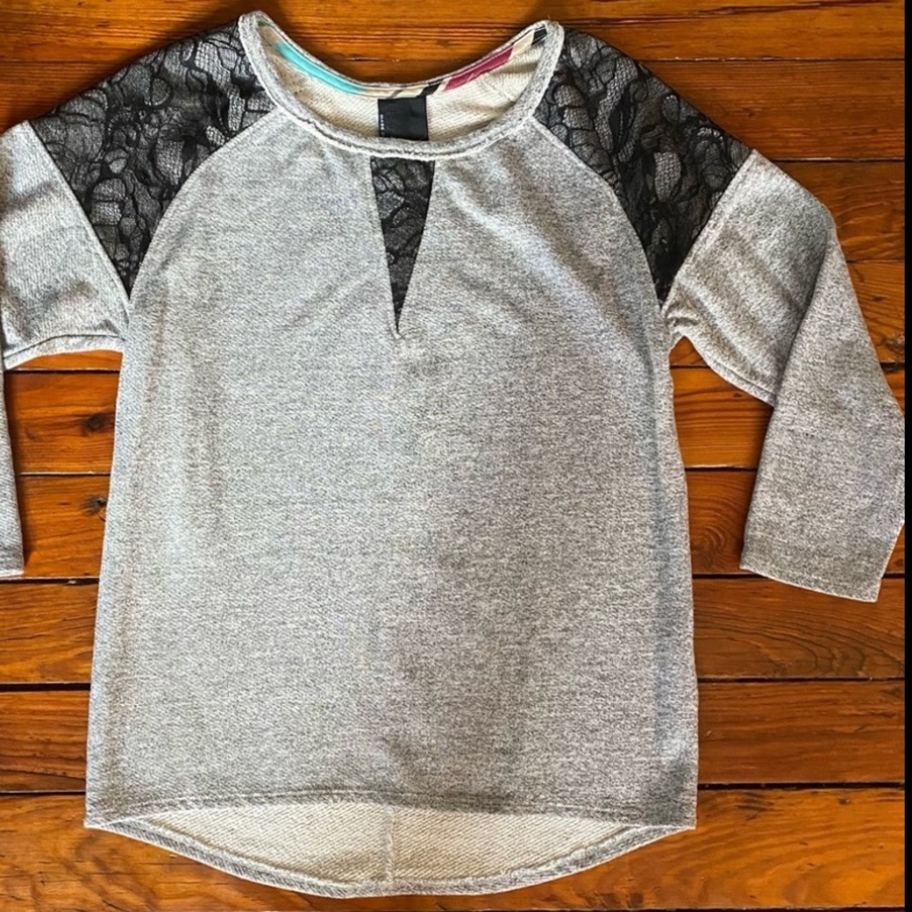 Dolan Anthropologie Lace Detail Sweatshirt Size 
Medium Gray Black 3/4 Sleeves